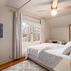  Bed & Breakfast Hunter House